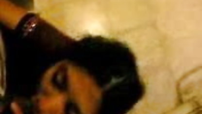 Caresses पर सेक्सी फिल्म भेजो वीडियो के सोफे
