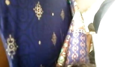ठीक सड़क पर शुरू हुआ जबरदस्त सेक्सी फिल्म भेजो वीडियो चुदाई