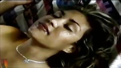 Searing श्यामला कैमरे पर दिखाया कैसे इंग्लिश सेक्सी पिक्चर वीडियो काम करने के लिए phallus